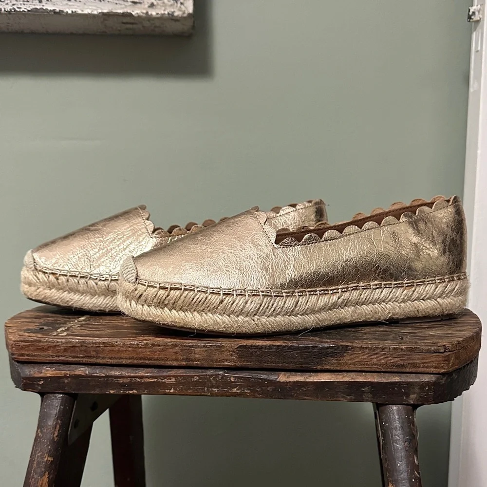 NWOB Crown Vintage Brae Creased Metallic Rose Gold Scallop Trim Espadrilles